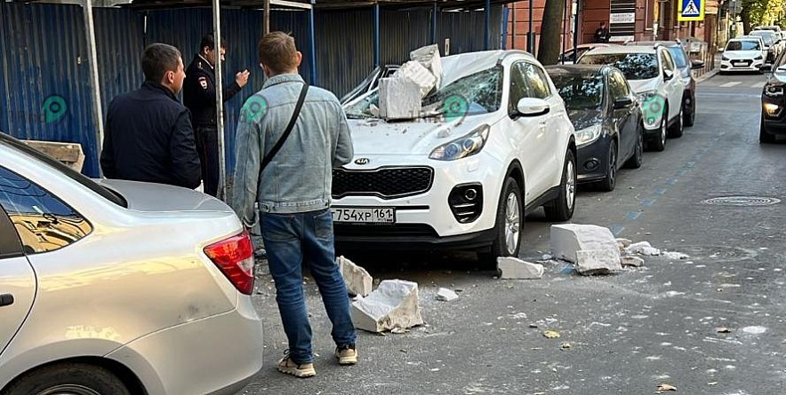 Фото: блоки со стройки разбили иномарку в Ростове, кадр очевидца