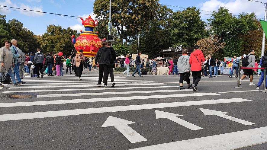 Фото:  ростовчане на массовых гуляньях в центре города, кадр 1rnd