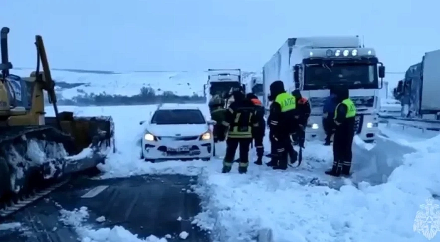 Фото: трасса М-4 во время снежного коллапса, кадр МЧС