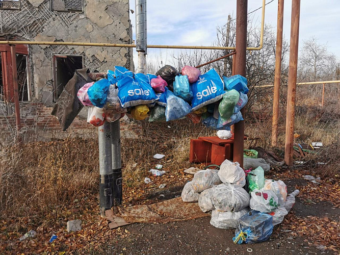 Фото: место для сбора мусора в Донецке