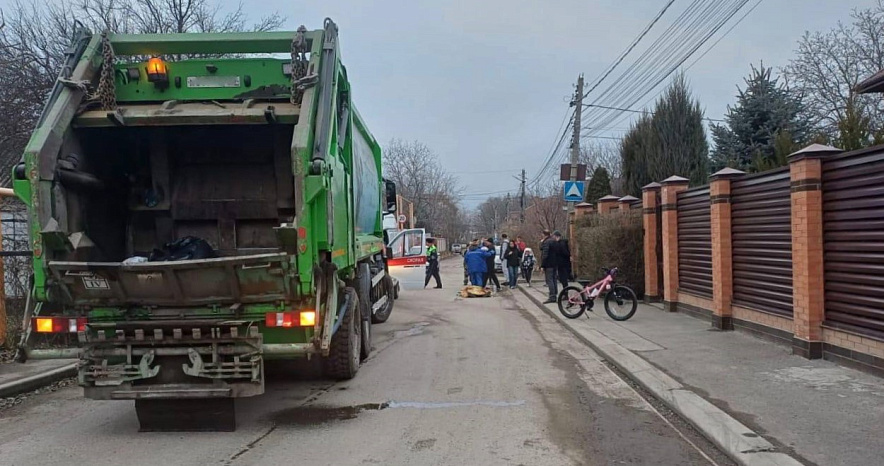 Фото: смертельное ДТП с мусоровозом в Ростове, кадр ГАИ