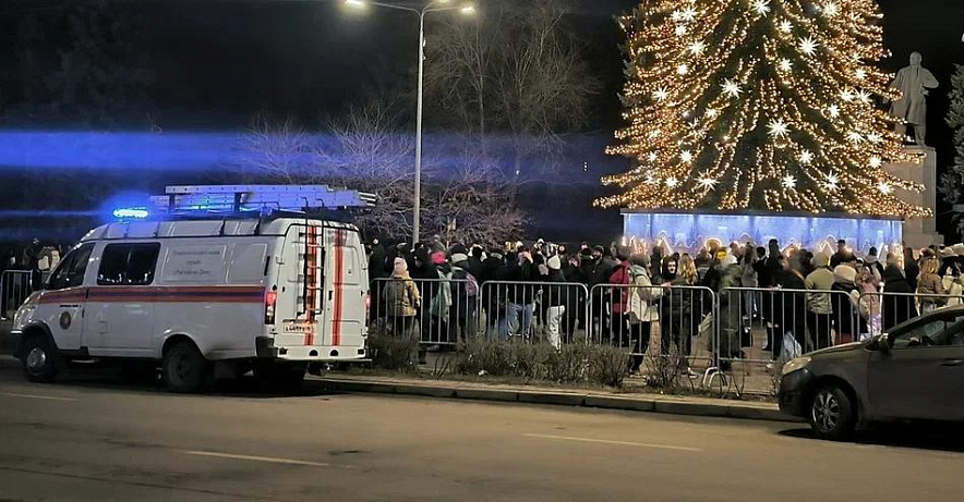 Фото: машина МЧС в новогоднюю ночь в центре Ростова, кадр 1rnd