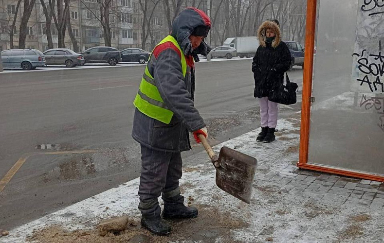 Фото: дворник в Ростове, кадр пресс-службы администрации