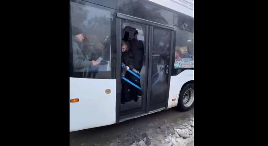 Фото: лопнувшее стекло в автобусе // кадр из социальных сетей Фото: лопнувшее стекло в автобусе // кадр из социальных сетей