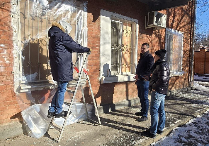 Фото: Раджив Мирзалиев помогает жителям пострадавших от атаки БПЛА домов 