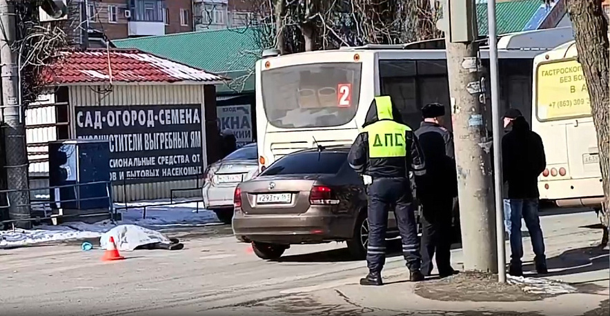 Фото: сбили женщину в Азове // скриншот видео из ТГ-канала "Азов события"