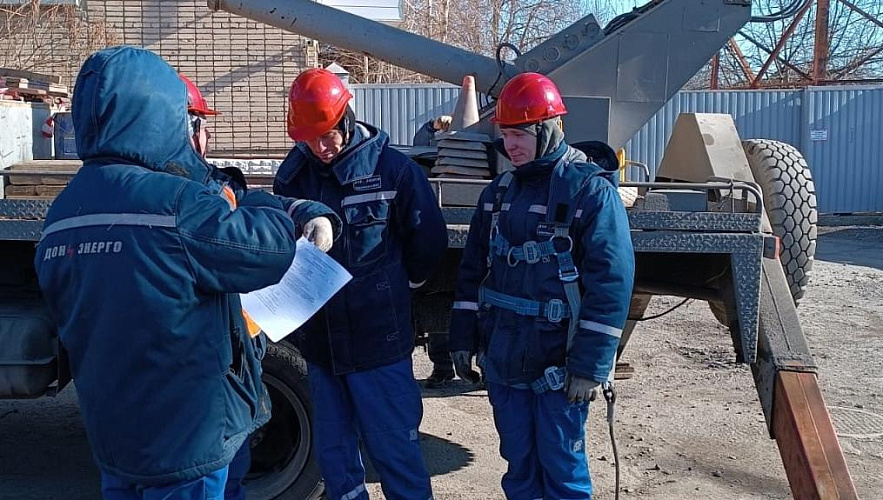 Фото: сотрудники "Донэнерго" на учениях, кадр ВК компании Фото: сотрудники "Донэнерго" на учениях, кадр ВК компании