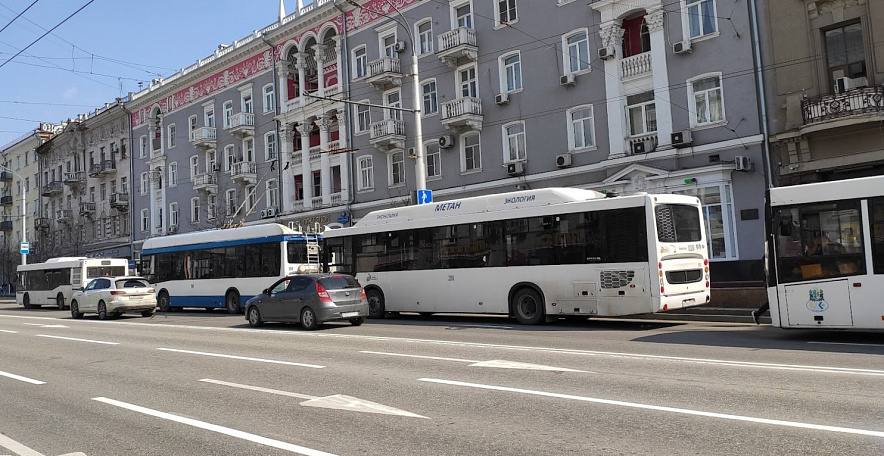 Фото: автобусы на остановке "Цум" в Ростове, кадр 1rnd Фото: автобусы на остановке "Цум" в Ростове, кадр 1rnd