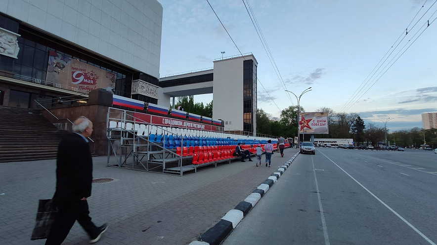 Фото: трибуны для парада на Театральной площади, кадр 1rnd Фото: трибуны для парада на Театральной площади, кадр 1rnd