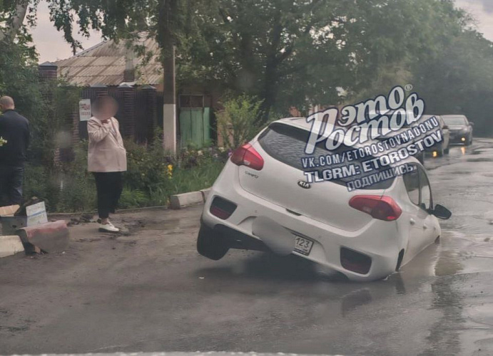 Фото: машина провалилась // фото из ТГ-канала "Это Ростов новости" Фото: машина провалилась // фото из ТГ-канала "Это Ростов новости"