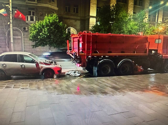 Фото: ДТП с поливальной машиной в центре Ростова, кадр ГАИ Фото: ДТП с поливальной машиной в центре Ростова, кадр ГАИ