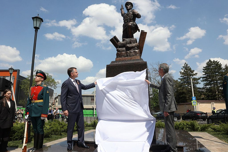 Фото: открытие памятника в Ростове \ кадр пресс-службы губернатора РО Фото: открытие памятника в Ростове \ кадр пресс-службы губернатора РО