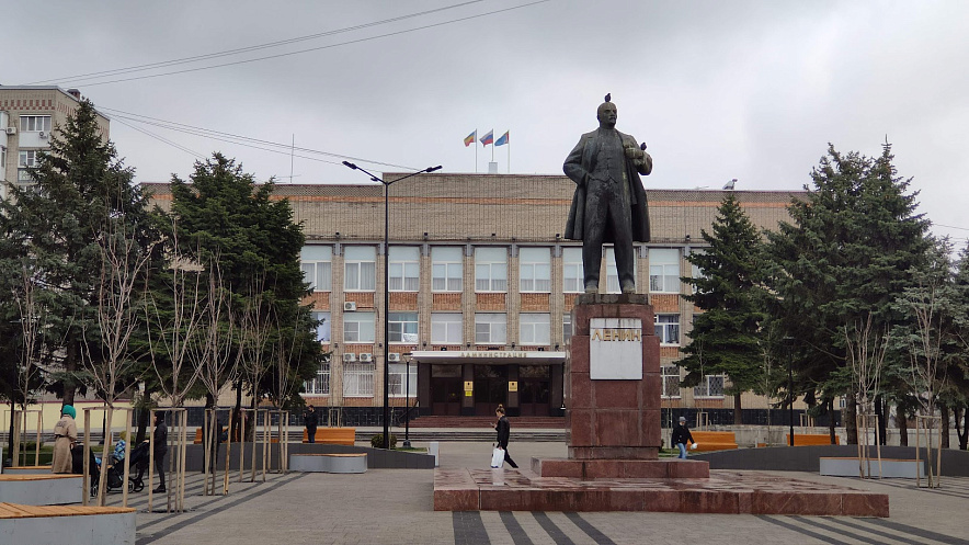 Фото: Ленин с голубями перед администрацией в Аксае, кадр из архива 1rnd Фото: Ленин с голубями перед администрацией в Аксае, кадр из архива 1rnd