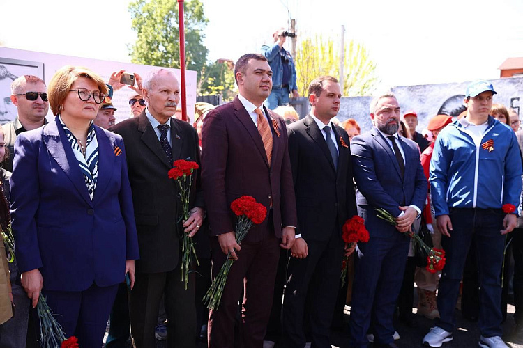 Фото: депутаты «Единой России» из Пролетарского района благоустроили мемориал Алексея Береста Фото: депутаты «Единой России» из Пролетарского района благоустроили мемориал Алексея Береста