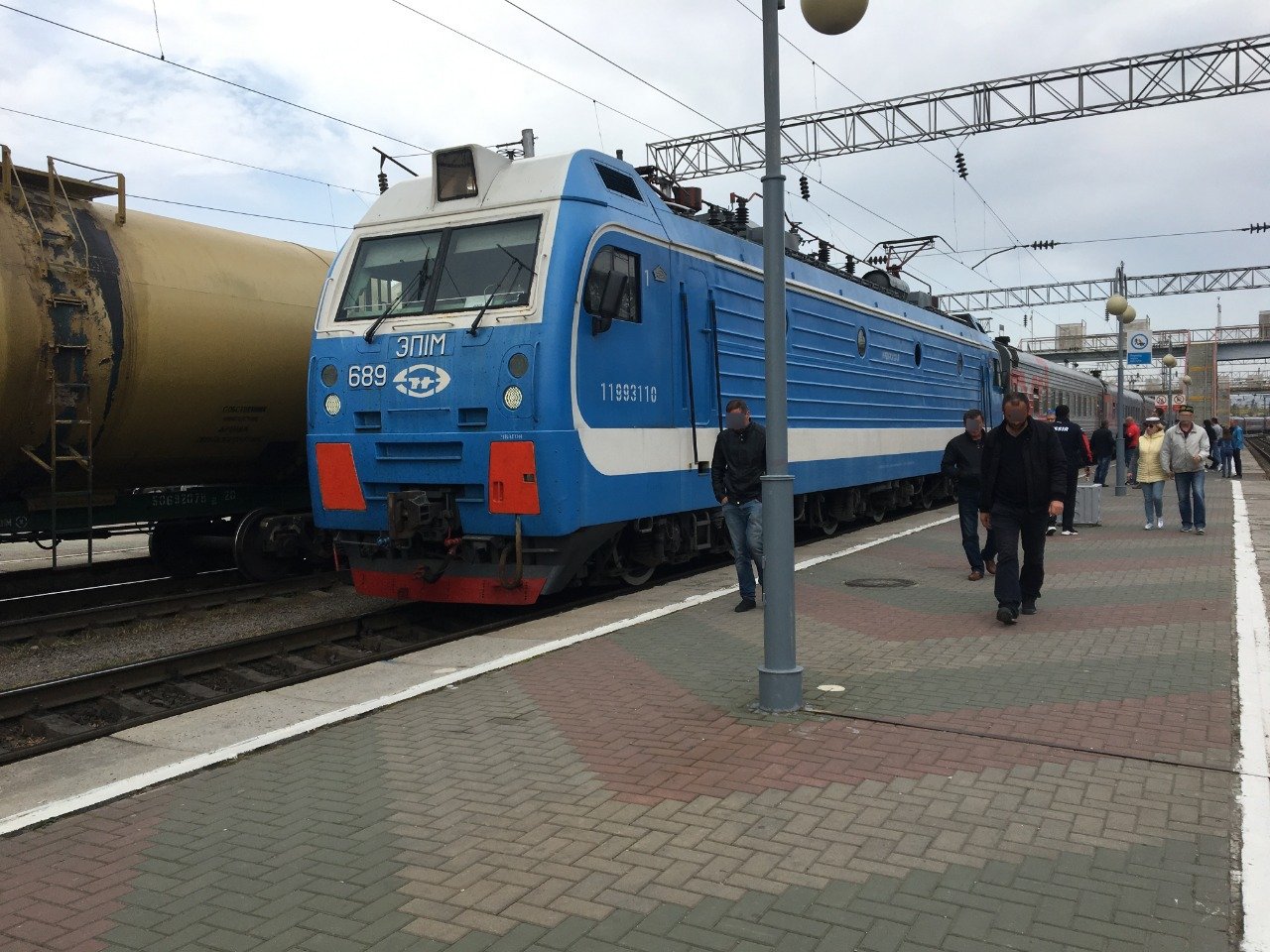 В Ростове-на-Дону обходчик жд путей спас школьницу от гибели под поездом в  декабре
