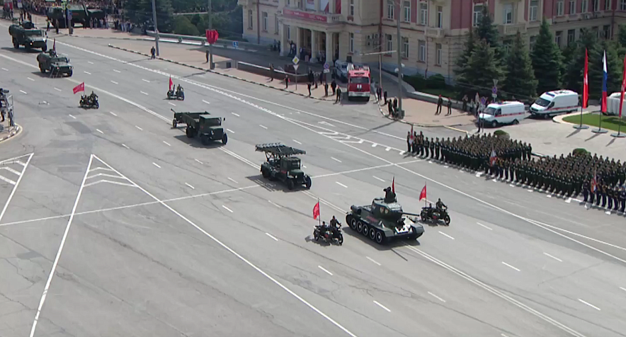 Фото: военная техника на параде в Ростове, кадр трансляции Фото: военная техника на параде в Ростове, кадр трансляции