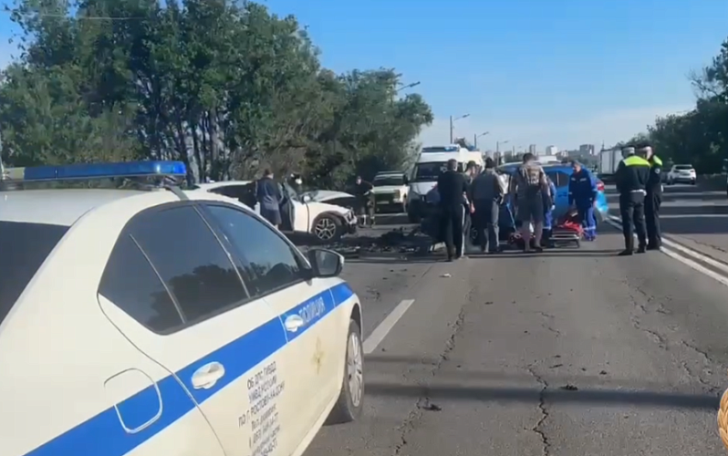 Фото: ДТП на западном въезде в Ростов 20 мая, кадр ГАИ Фото: ДТП на западном въезде в Ростов 20 мая, кадр ГАИ