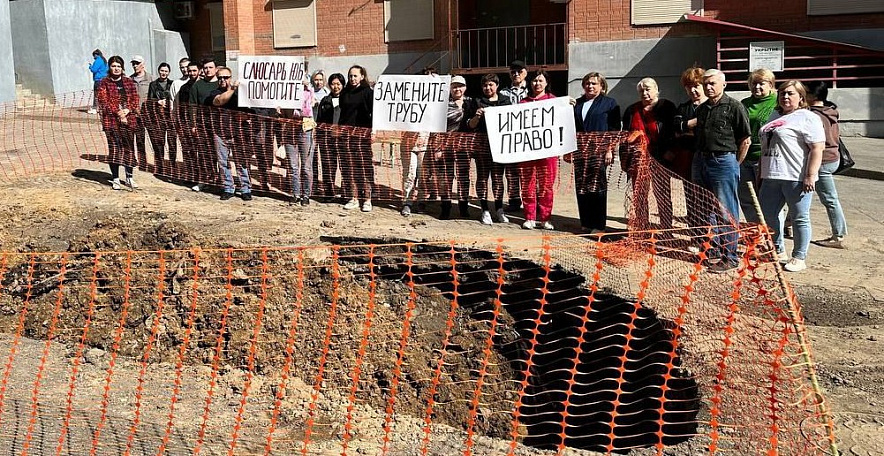 Фото: Жильцы домов на Орбитальной с плакатами, кадр ТГ Тютина Фото: Жильцы домов на Орбитальной с плакатами, кадр ТГ Тютина