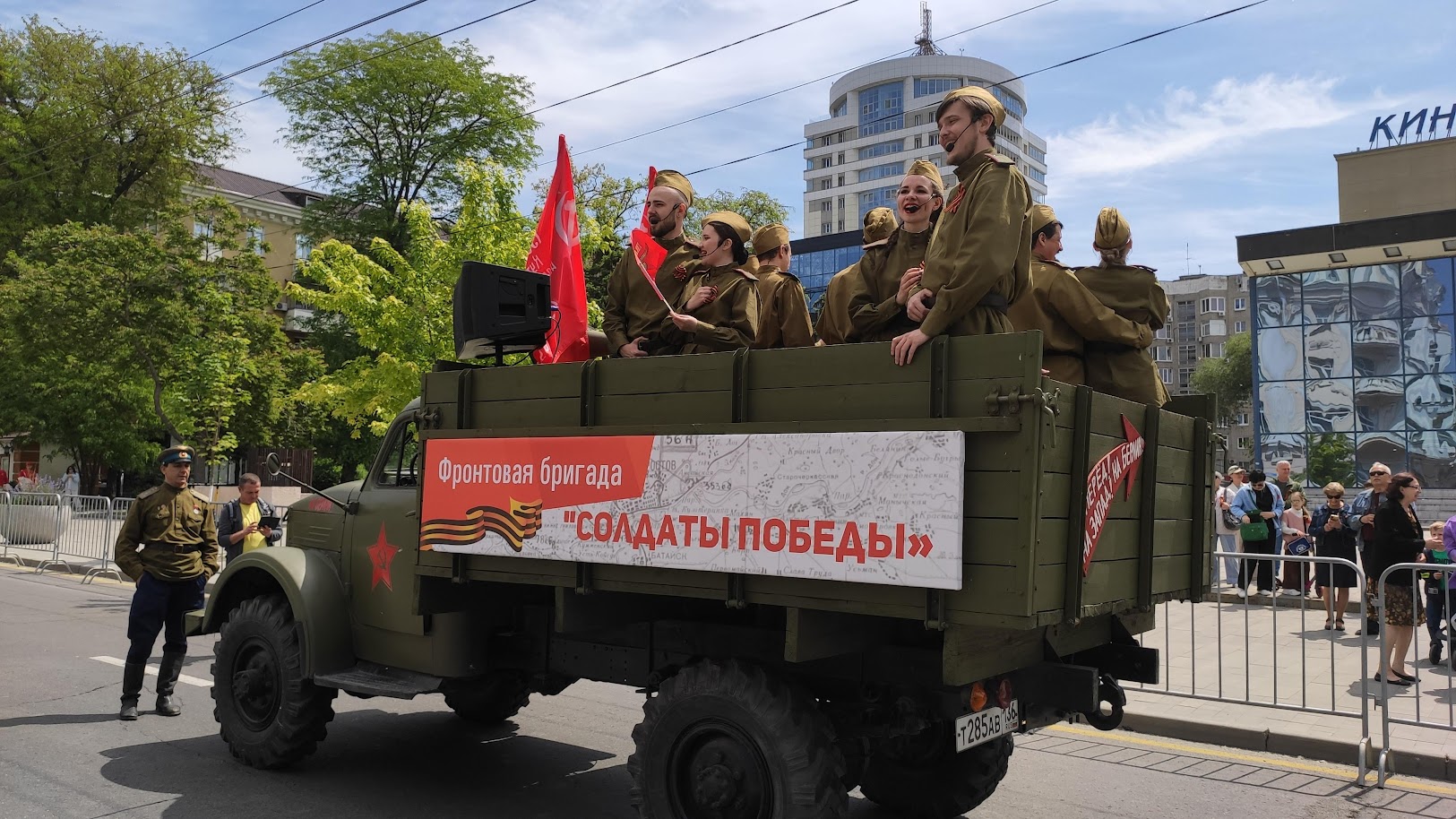 артисты на полуторке на Большой Садовой, кадр из архива 1rnd артисты на полуторке на Большой Садовой, кадр из архива 1rnd