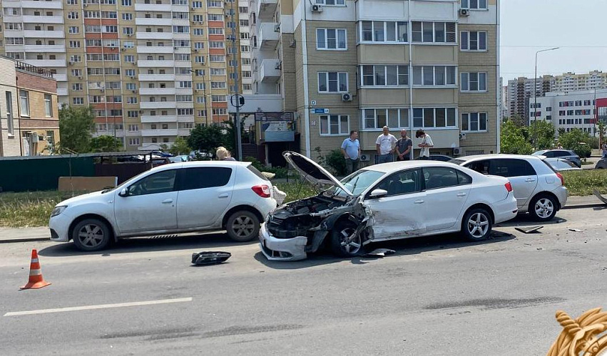 Фото: тройное ДТП на Суворовском 5 июня, кадр ГАИ РО Фото: тройное ДТП на Суворовском 5 июня, кадр ГАИ РО