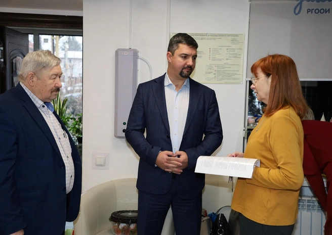Евгений Юркин (в центре) стал руководителем «Ростовводоканала» в 2023 году | Источник: Ростовский водоканал / Vk.com