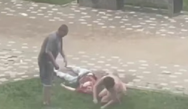 Фото: избиение супружеской пары в Аксае, кадр очевидца Фото: избиение супружеской пары в Аксае, кадр очевидца