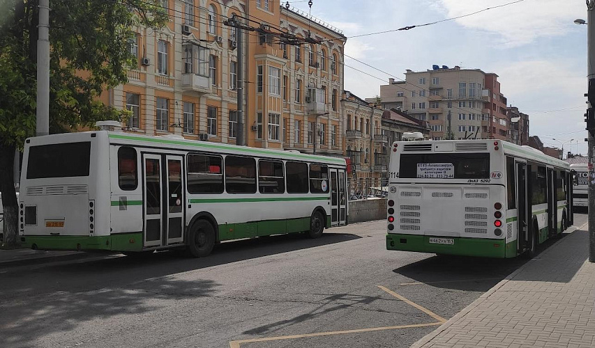 Фото: автобусы на остановке в Ростове, кадр 1rnd Фото: автобусы на остановке в Ростове, кадр 1rnd