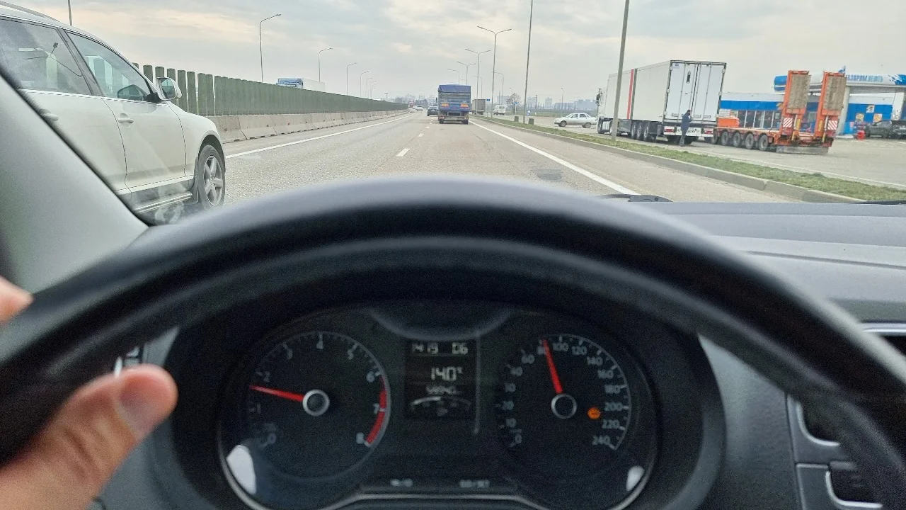 Житель Ростова в порыве ярости разгромил автомобиль девушки после ссоры