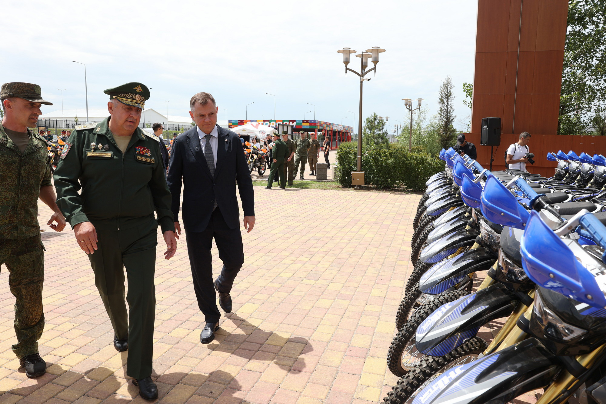 передача мотоциклов для СВО в Левобережном парке Ростова, кадр ПРО