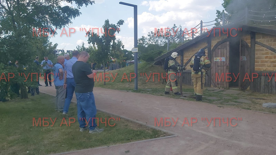 Фото: пожар в домике хоббита под Ростовом, кадр службы 112 Аксайского района