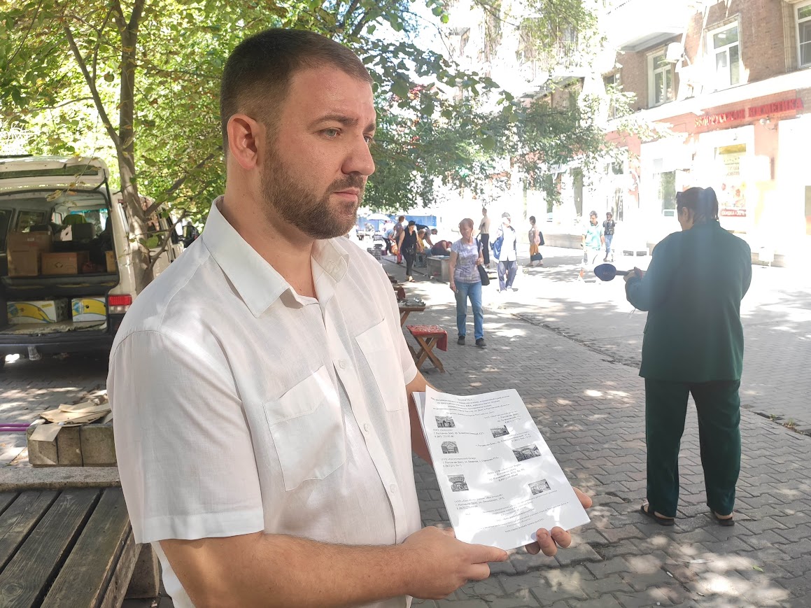 Евгений Пипия с памяткой, кадр 1rnd