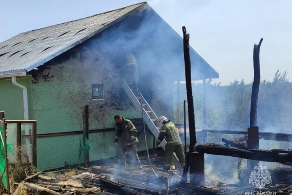 Площадь пожара составила 250 кв. метров. Фото: пресс-служба ГУ МЧС России по Ростовской области