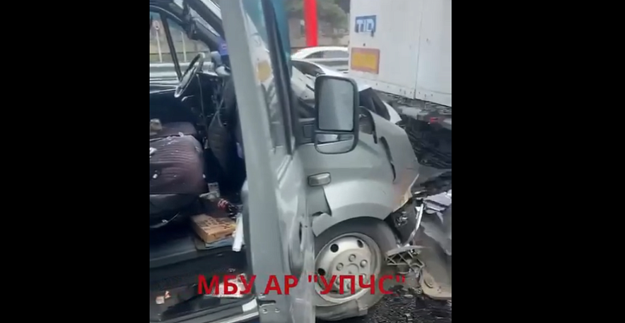 Фото: "Газель" с детьми сплющило между грузовиков, кадр спасателей Фото: "Газель" с детьми сплющило между грузовиков, кадр спасателей