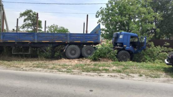 КАМАЗ вылетел в кювет и снёс газопровод в Ростовской области