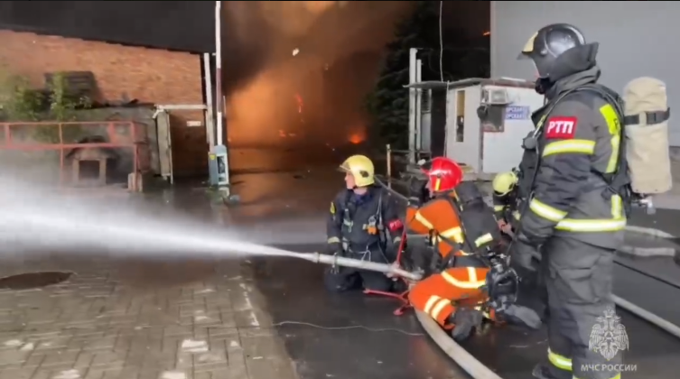 Фото: пожар // скриншот видео МЧС по РО Фото: пожар // скриншот видео МЧС по РО