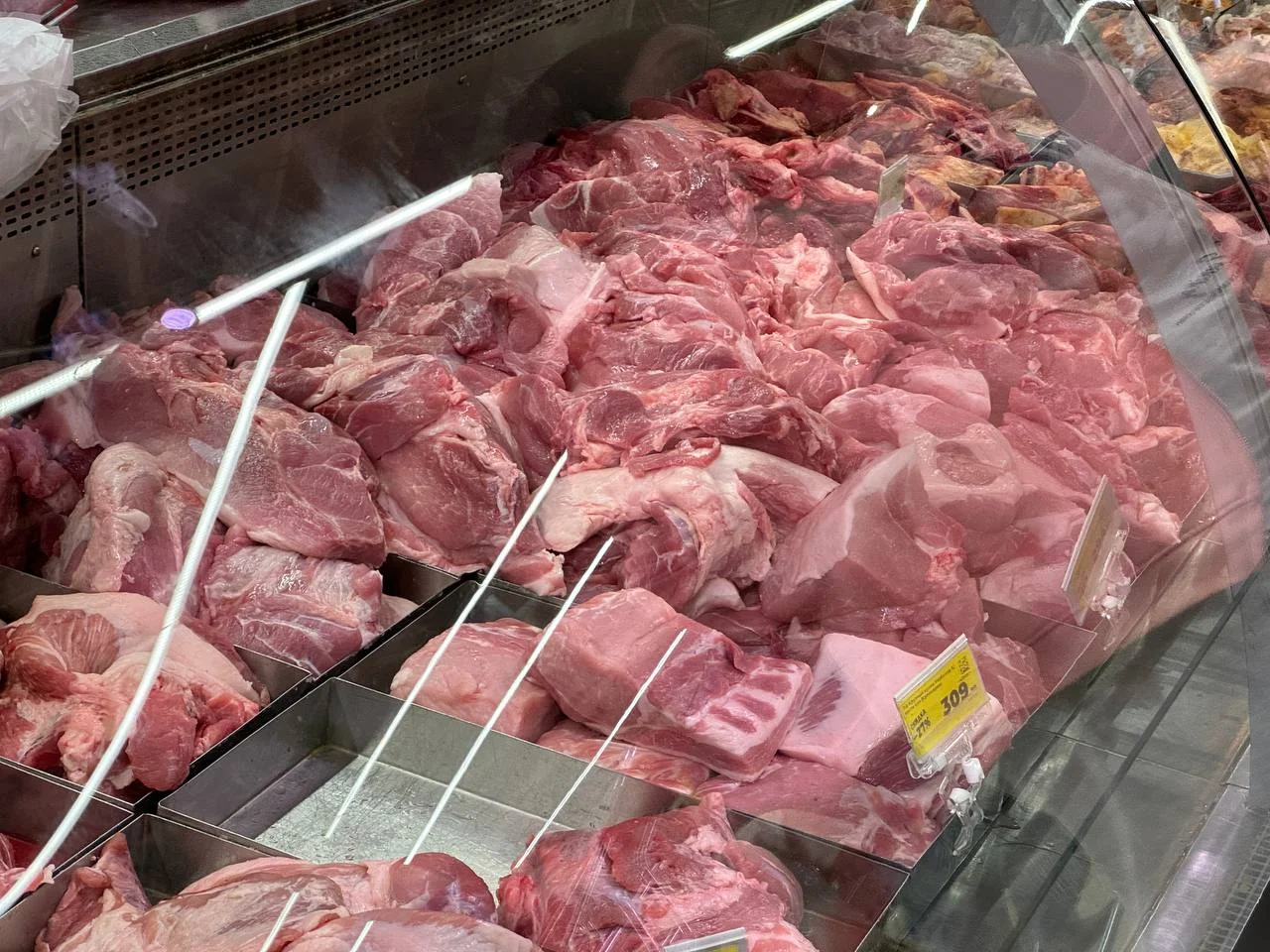 Перед майскими ростовчане массово скупают мясо в магазинах и на рынках
