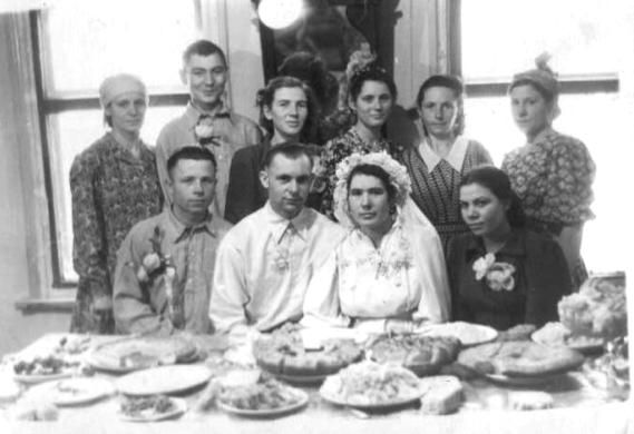 Фото: свадьба 1949 года в Раздорах, кадр из фонда музея Фото: свадьба 1949 года в Раздорах, кадр из фонда музея