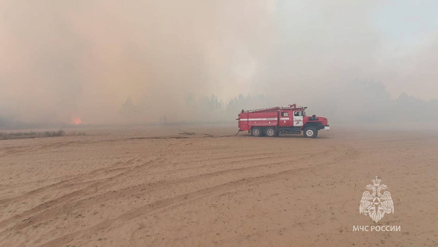 Фото: пожар в Каменском районе, кадр МЧС РО