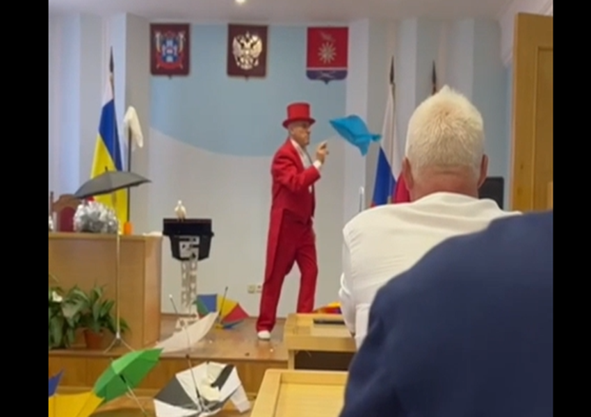 Цирк в Зимовниковской администрации: зачем чиновников развлекал иллюзионист