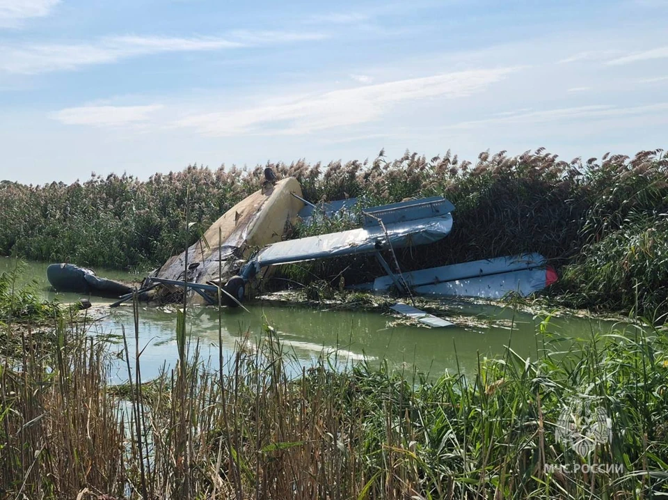 В Ростовской области разбился сельскохозяйственный самолет. Фото: МЧС по РО
